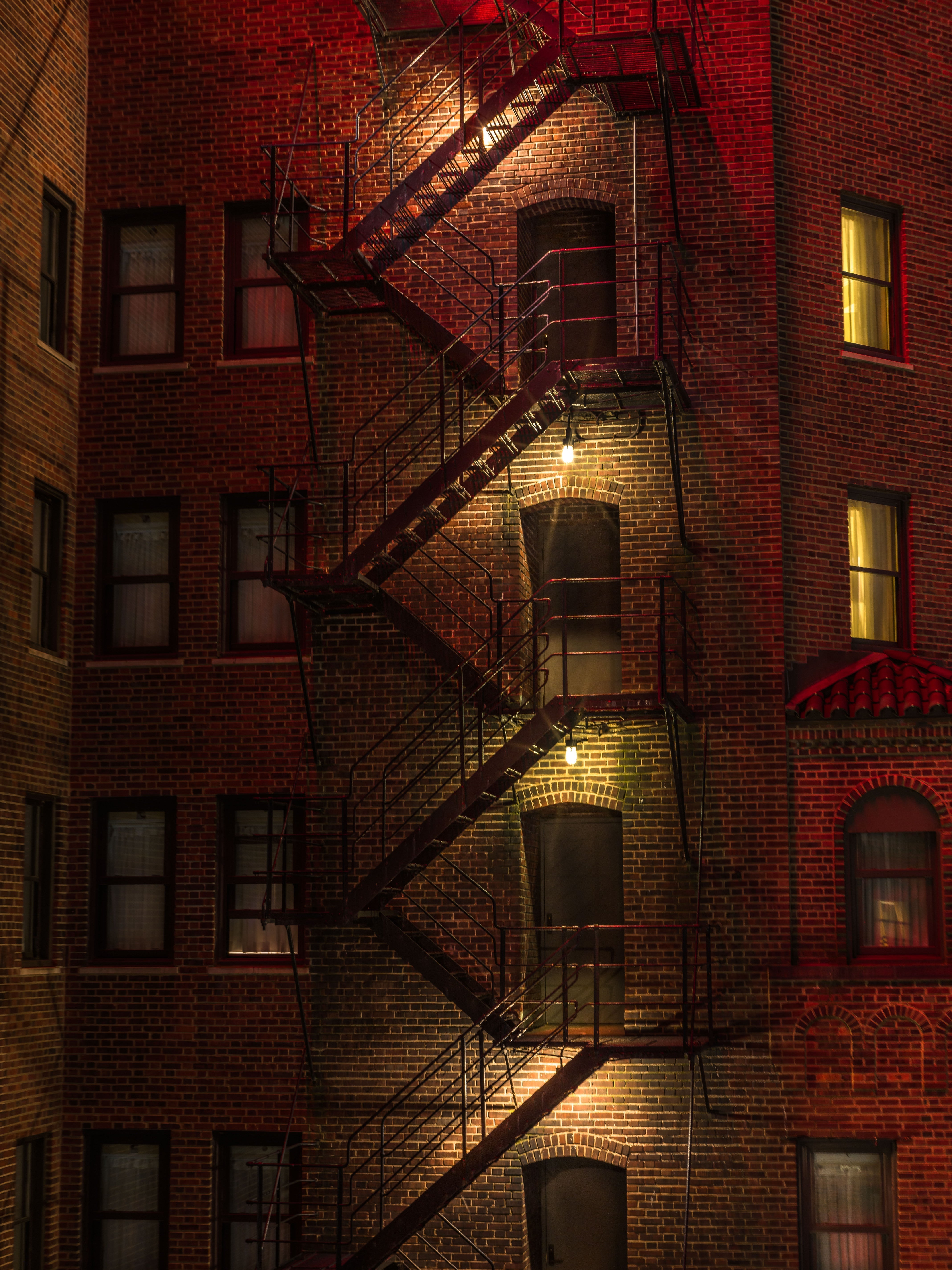 Chicago Nights: The Art of Urban Atmosphere in Canvas, Acrylic & Metal